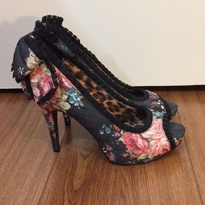 BETSEY JOHNSON Peep Toe Bow Pumps SIZE 9